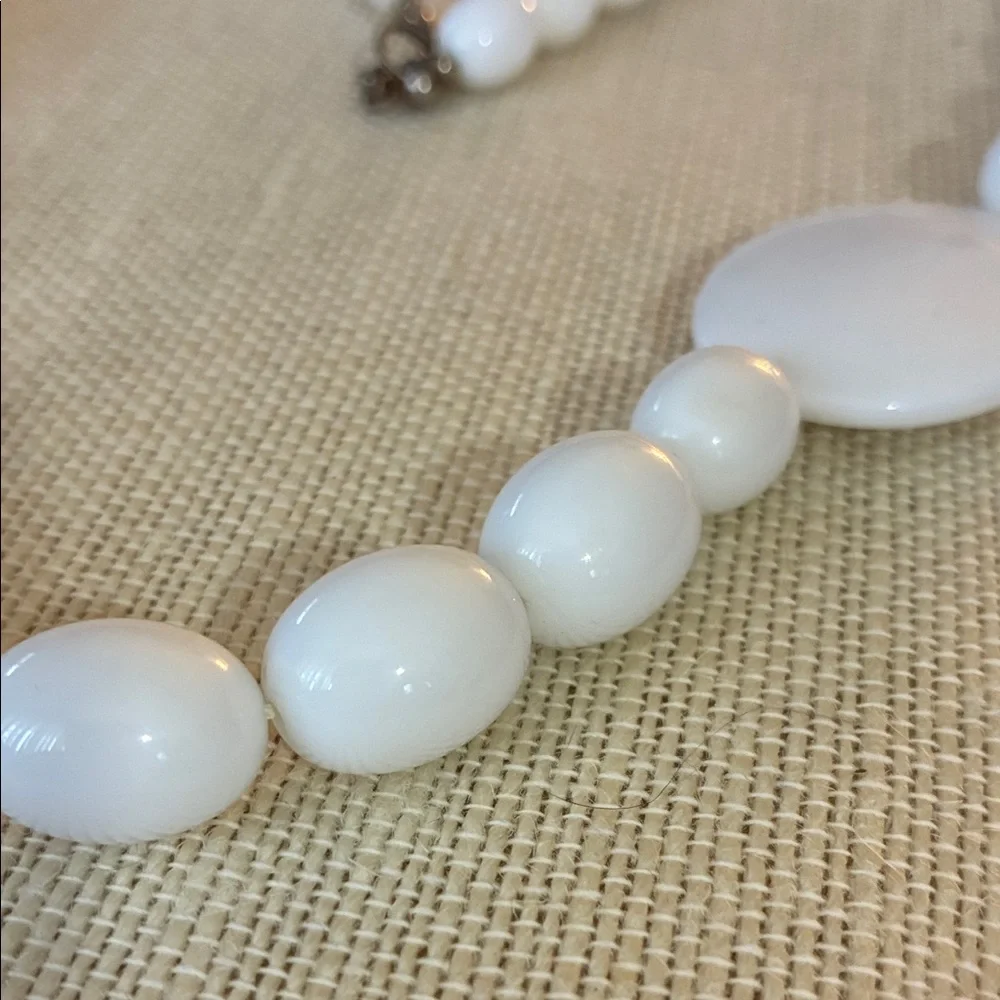 Elegant vintage White Beaded Necklace